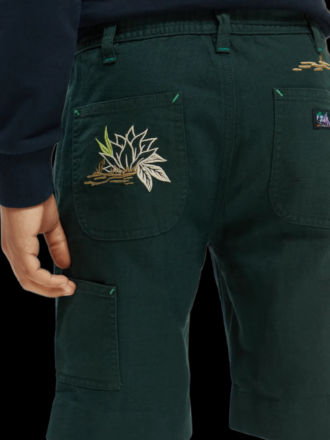 Embroidered Artwork Linen-Blended Shorts